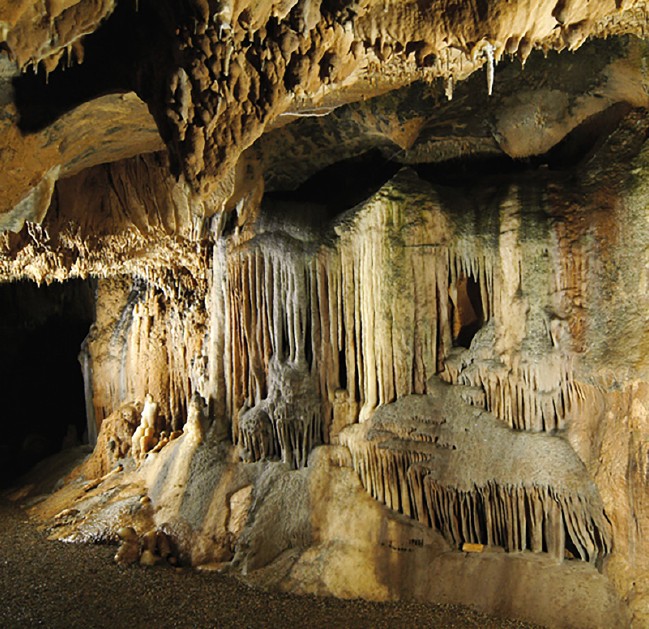Dechenhöhle mit den Tropfsteinkaskaden der "Orgel"