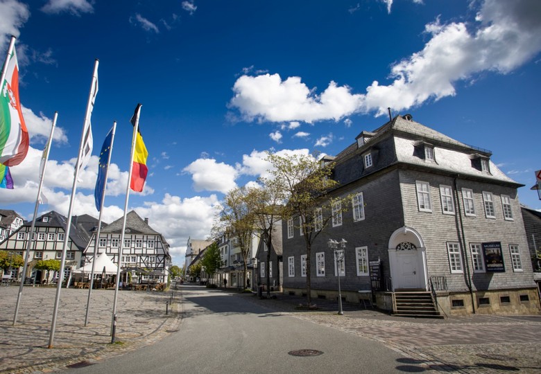 Foto vom Marktplatz in Brilon mit dem Museum Haus Hövener