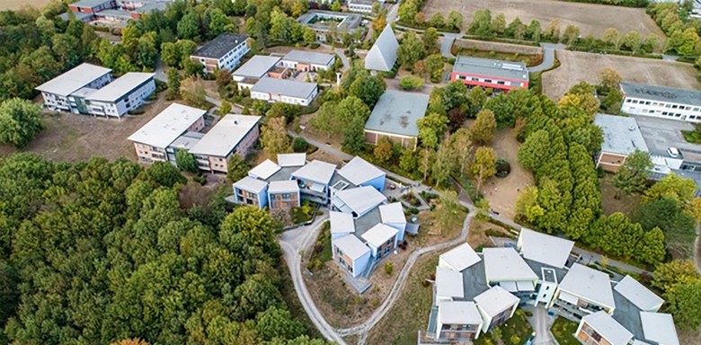 Blick über das Heilpädagogische Therapie- und Förderzentrum St. Laurentius Warburg als Teil des künftigen inklusiven Quartiers Laurentiushöhe