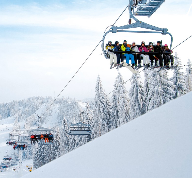 Moderner Sessellift im Skigebiet Winterberg