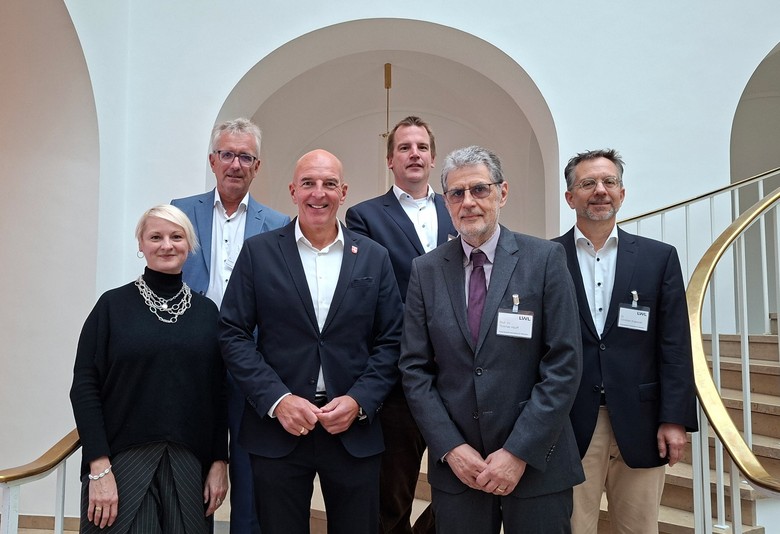 Gruppenfoto mit GeKo-Geschäftsführer Dr. Rudolf Grothues, Vorstandsmitglied Prof. Dr. Tobias Rudolph, Dr. Cornelia Bauer (Referatsleiterin, LWL-Kulturabteilung), LWL-Direktor Dr. Georg Lunemann, GeKo-Vorsitzenden Prof. Dr. Thomas Hauff sowie Vorstandsmitglied Dr. Christian Krajewski