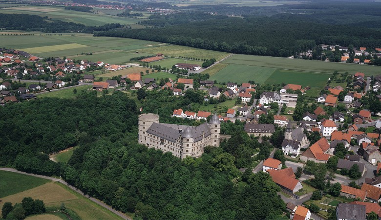 Luftbildaufnahme der Wewelsburg in Büren im Kreis Paderborn aus dem Jahr 1995