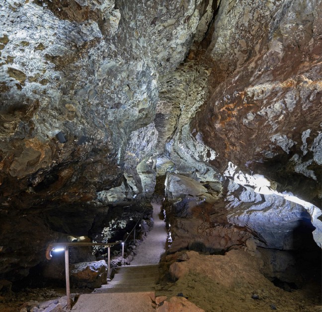 Illuminierter Gang in der Kluterthöhle