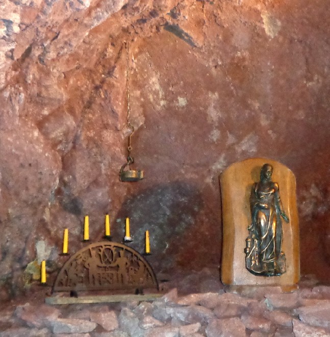 Unter Tage häufig anzutreffen – die Schutzpatronin St. Barbara, hier in einer Nische im Philipp­stollen bei Olsberg