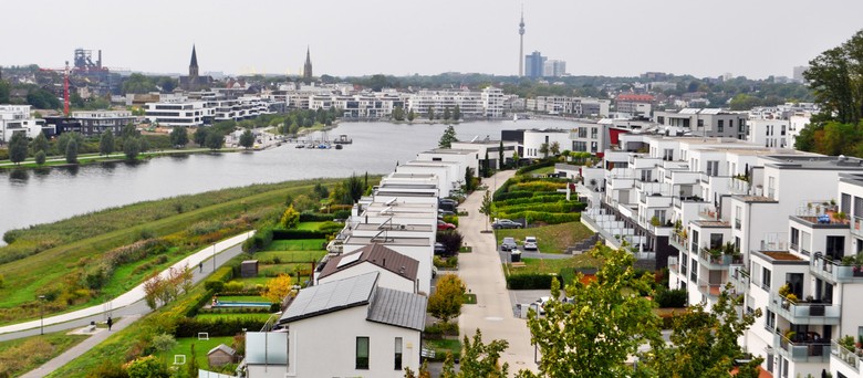 Blick vom Kaiserberg auf den PHOENIX See mit Wohnbebauung am südöstlichen Ufer und dem Seequartier am westlichen Ende als städtebauliche Verbindung zu Alt-Hörde