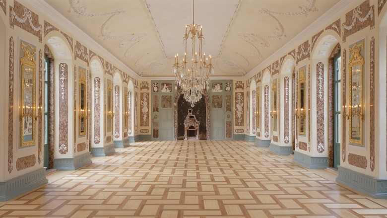 Foto der Bagno Konzertgalerie von innen: klassizistische Saalarchitektur mit Wand- und Deckenornamentik im Stil des Rokoko