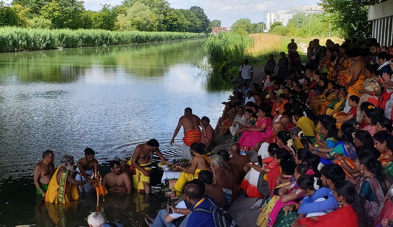 Foto von rituellen Waschungen im nahe gelegenen Datteln-Hamm-Kanal beim Tempelfest im Jahr 2024