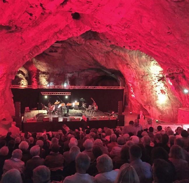 Vorbereitungen für ein Konzert in der Balver Höhle