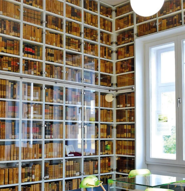 Foto der historischen Kloster-Bibliothek im Museum Haus Hövener