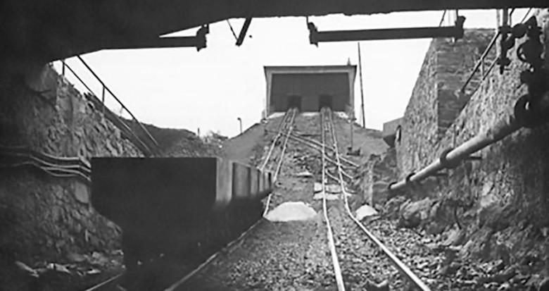 Foto vom Stolleneingang an der Tagesoberfläche des tonnlägigen Schachtes der Grube Wohlverwahrt, um das Jahr 1939
