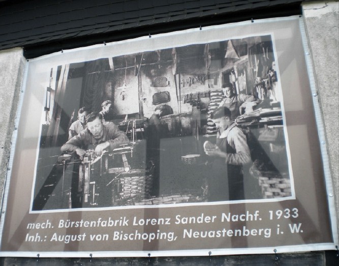 Leinwand mit historischem Foto an der alten Bürstenfabrik in Neuastenberg