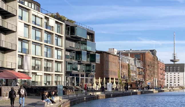 Foto der nördlichen Uferpromenade am Kreativkai mit Betonsitzbänken
