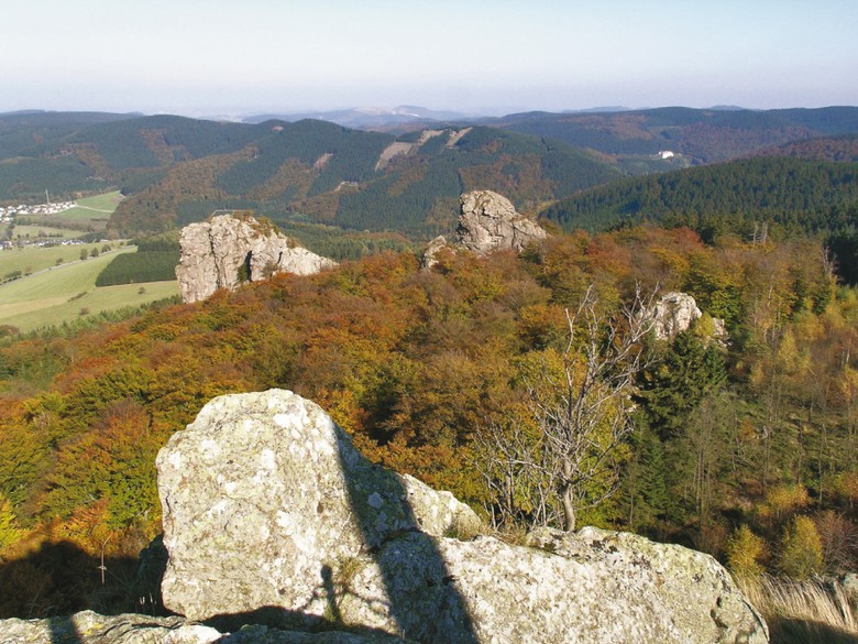 Die Bruchhauser Steine im Naturpark Sauerland-Rothaargebirge – Blick vom Feldstein in Richtung Nordosten