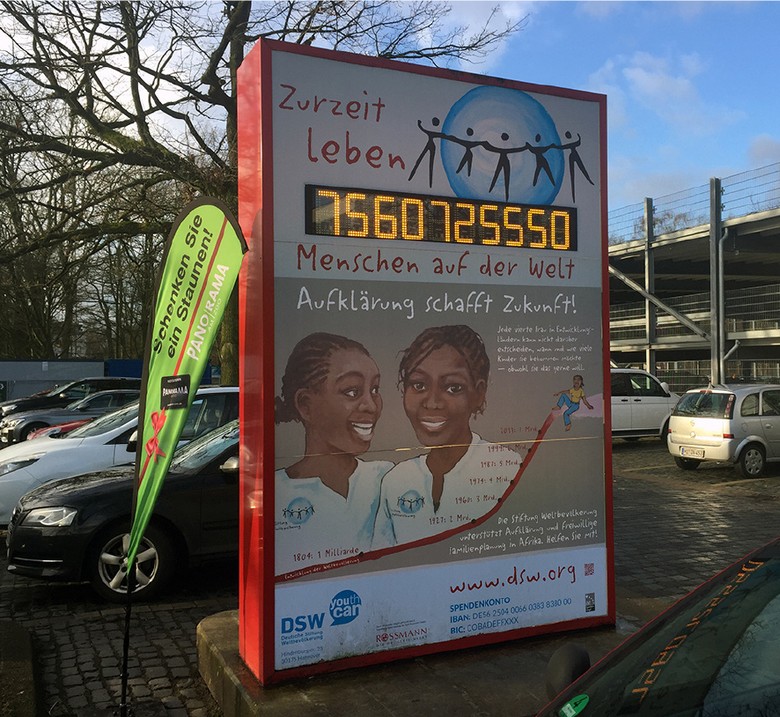 Weltbevölkerung am 01.01.2018 an der Weltuhr der Rossmann-Stiftung im Zoologischen Garten Hannover