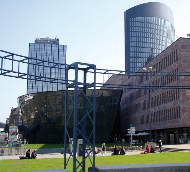 Königswall am Bahnhof, in der Mitte die Stadt- und Landesbibliothek mit dem RWE Tower